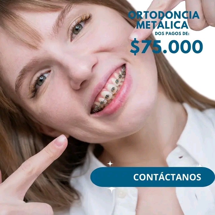Paciente sonriendo con ortodoncia metálica